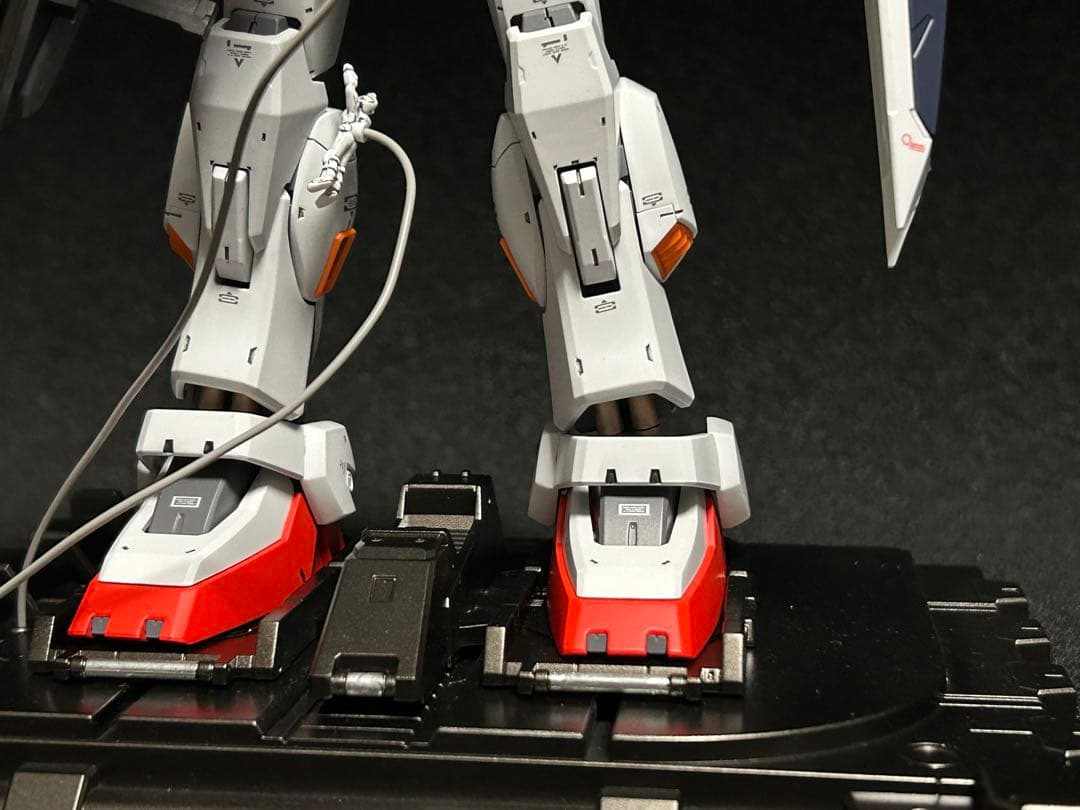 MGガンダムMK2 バージョン2塗装完成品　デッキクルー台座付き