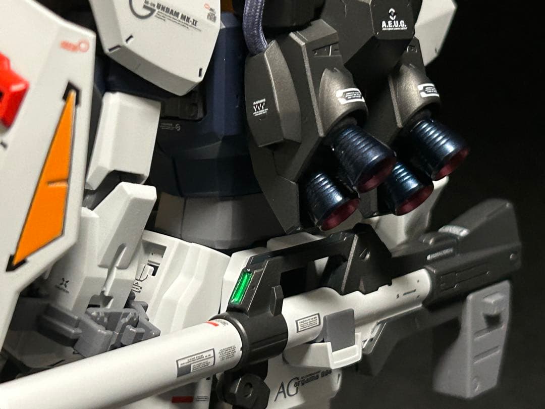 MGガンダムMK2 バージョン2塗装完成品　デッキクルー台座付き