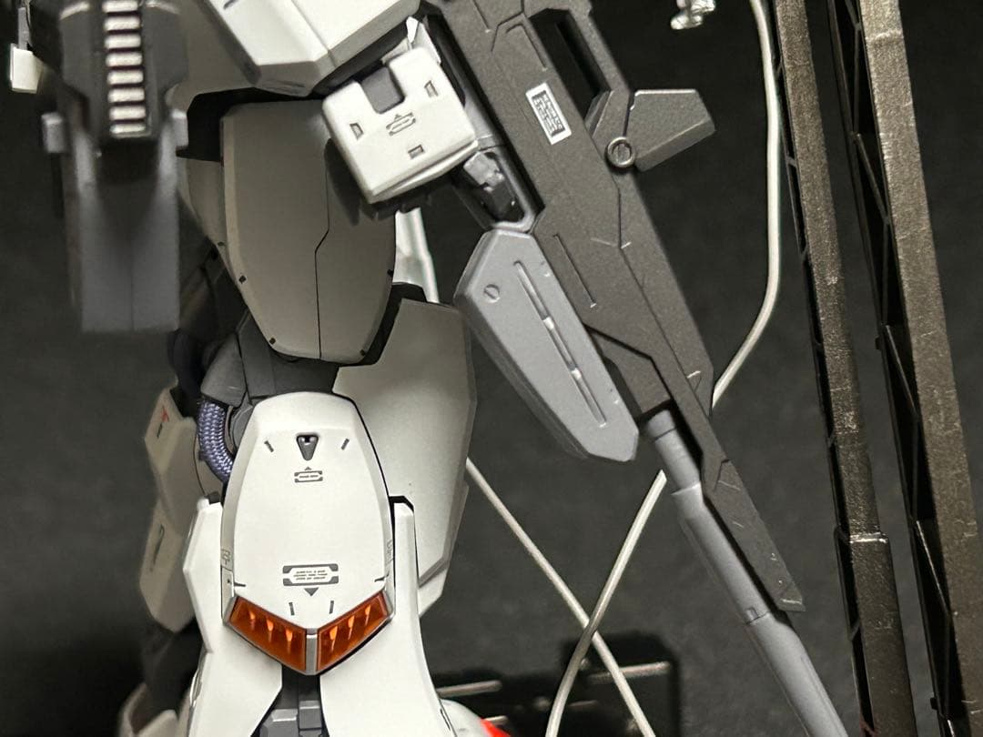 MGガンダムMK2 バージョン2塗装完成品　デッキクルー台座付き