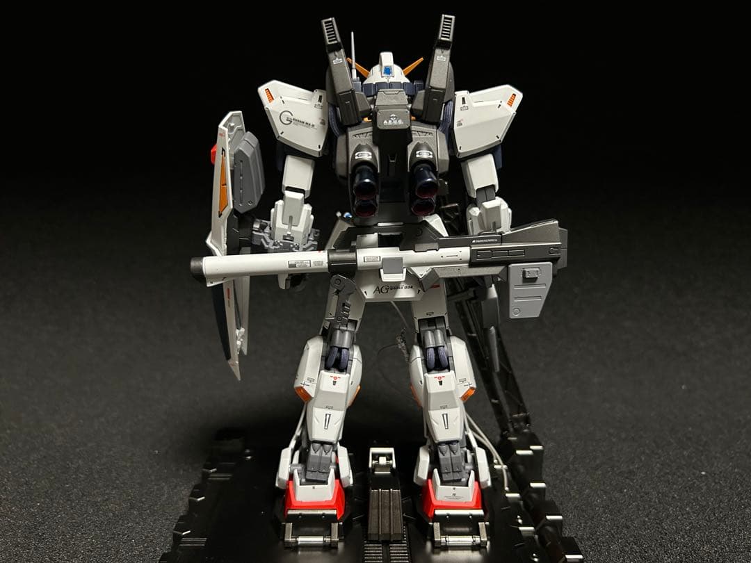 MGガンダムMK2 バージョン2塗装完成品　デッキクルー台座付き