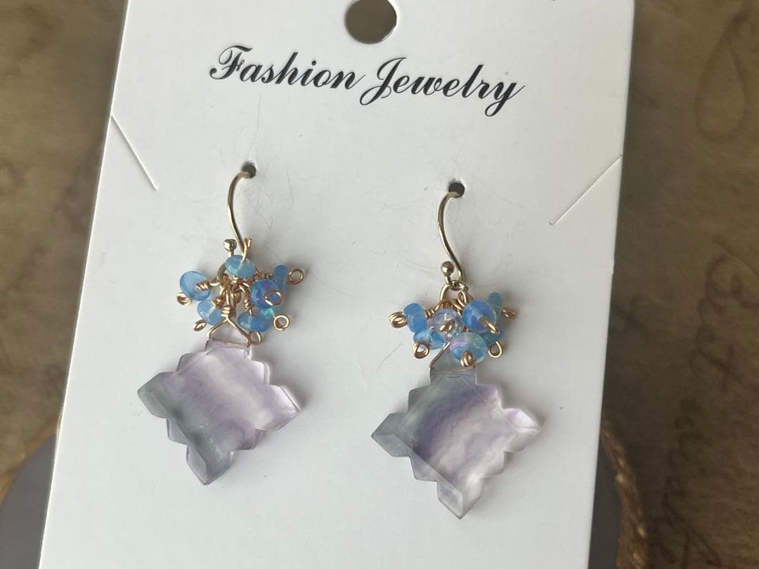 フローライトのカットが可愛いピアス