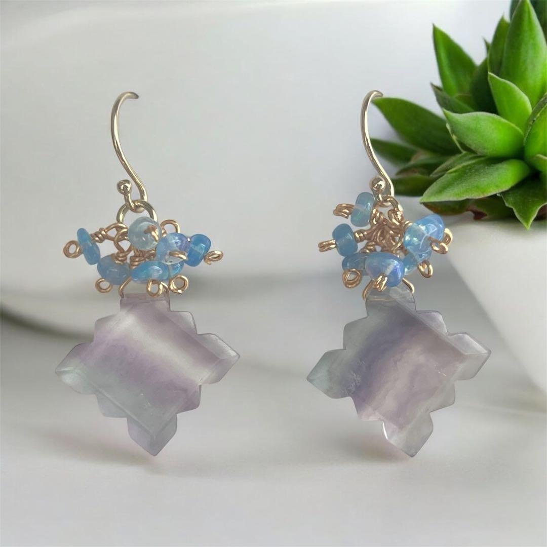 フローライトのカットが可愛いピアス
