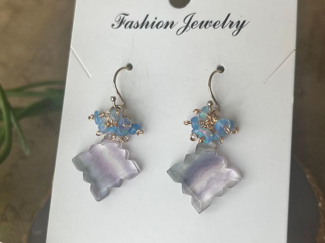 フローライトのカットが可愛いピアス