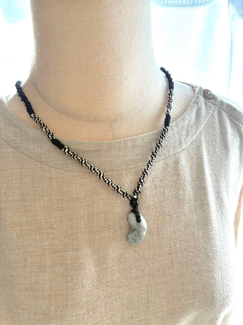 糸魚川産青翡翠(横川翡翠)勾玉ネックレス　1点もの