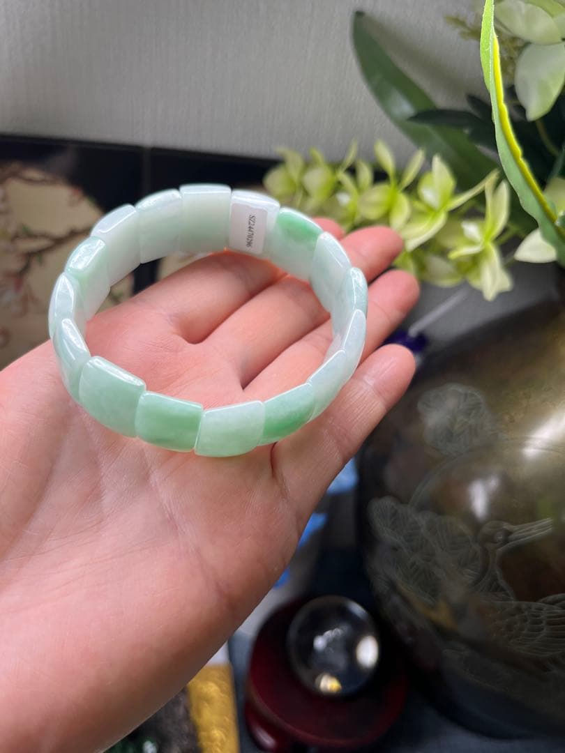 貴重品❣️ 美品❣️天然A貨翡翠　陽緑花柄入りブレスレットバングル　鑑定書付き