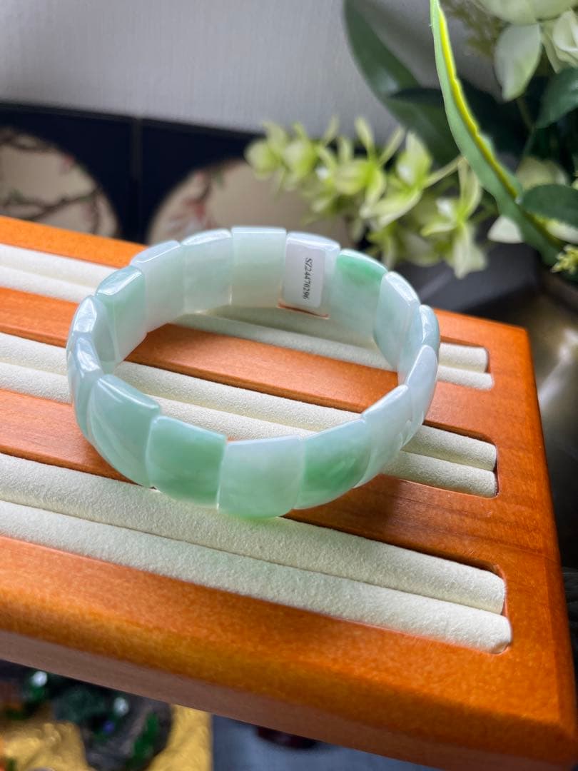 貴重品❣️ 美品❣️天然A貨翡翠　陽緑花柄入りブレスレットバングル　鑑定書付き