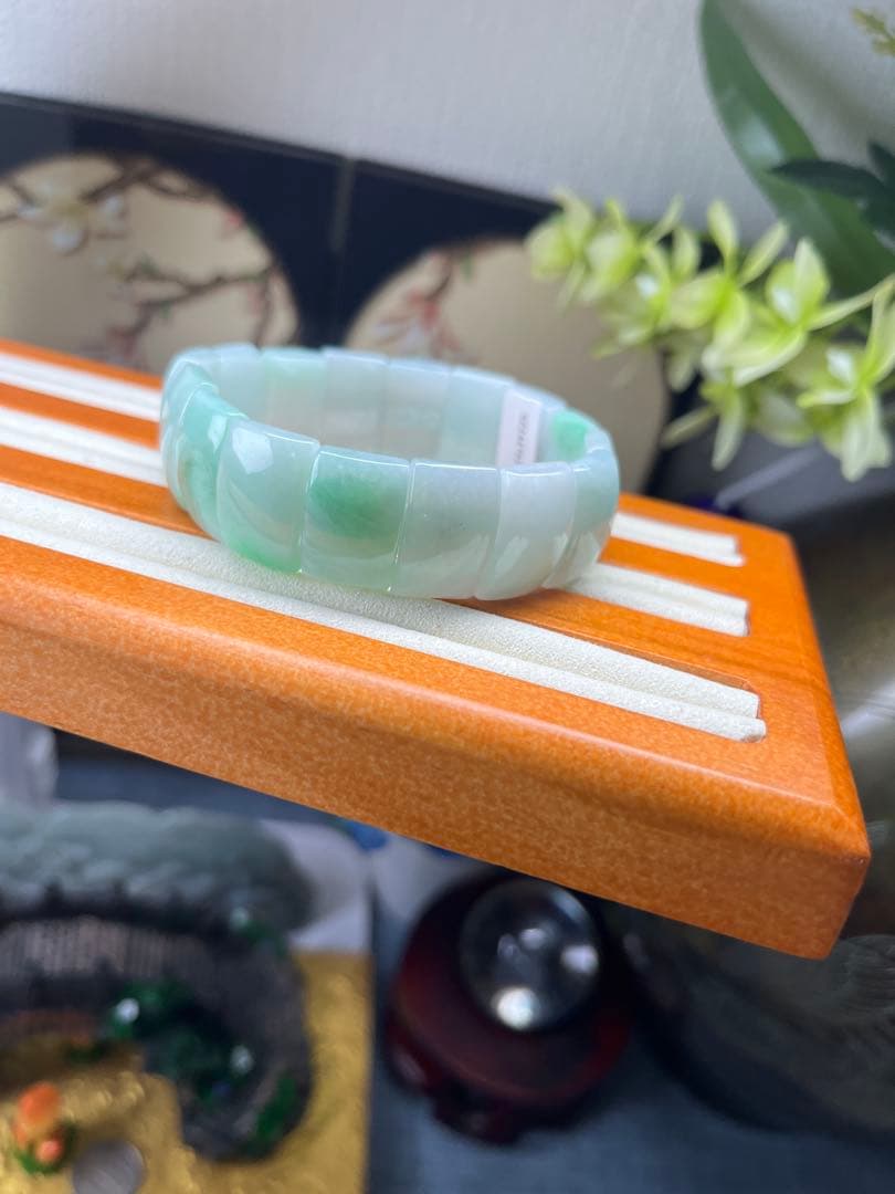 貴重品❣️ 美品❣️天然A貨翡翠　陽緑花柄入りブレスレットバングル　鑑定書付き