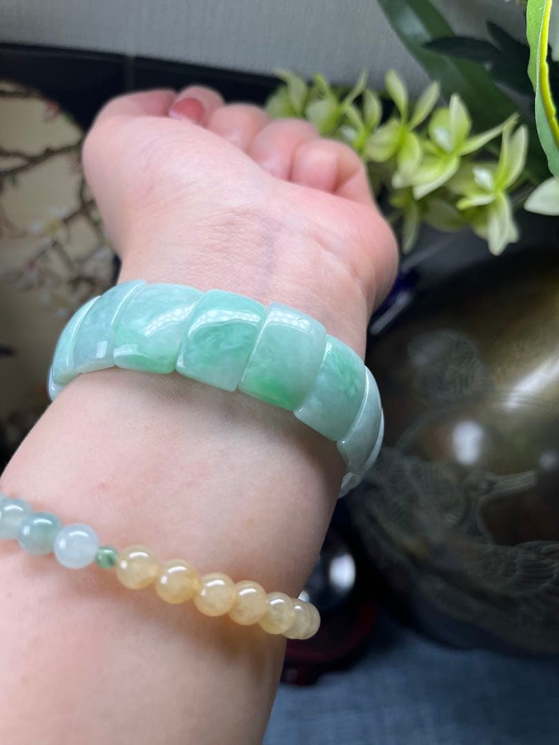 貴重品❣️ 美品❣️天然A貨翡翠　陽緑花柄入りブレスレットバングル　鑑定書付き