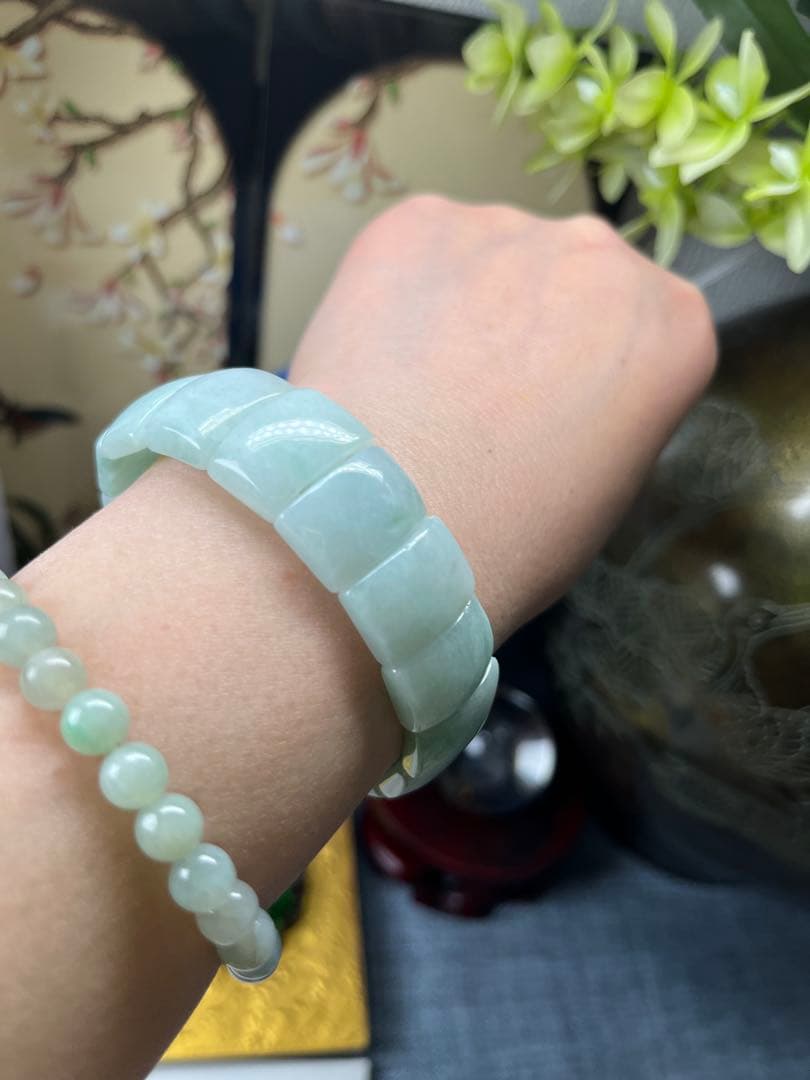 貴重品❣️ 美品❣️天然A貨翡翠　陽緑花柄入りブレスレットバングル　鑑定書付き