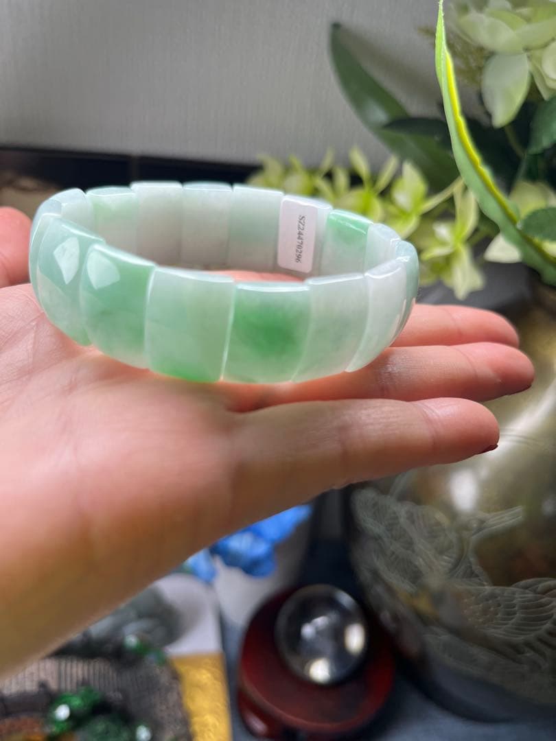 貴重品❣️ 美品❣️天然A貨翡翠　陽緑花柄入りブレスレットバングル　鑑定書付き