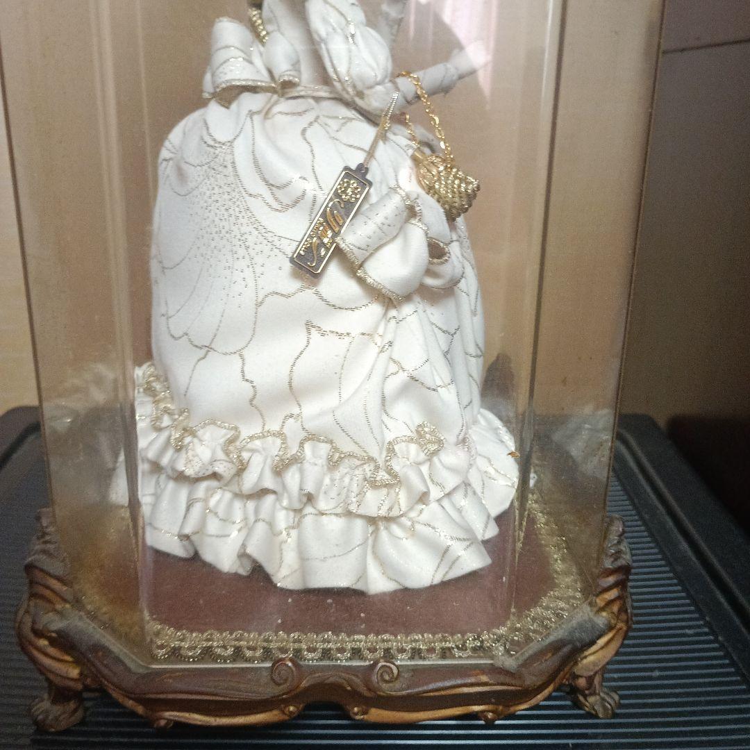 羽飾り付き白ドレス人形