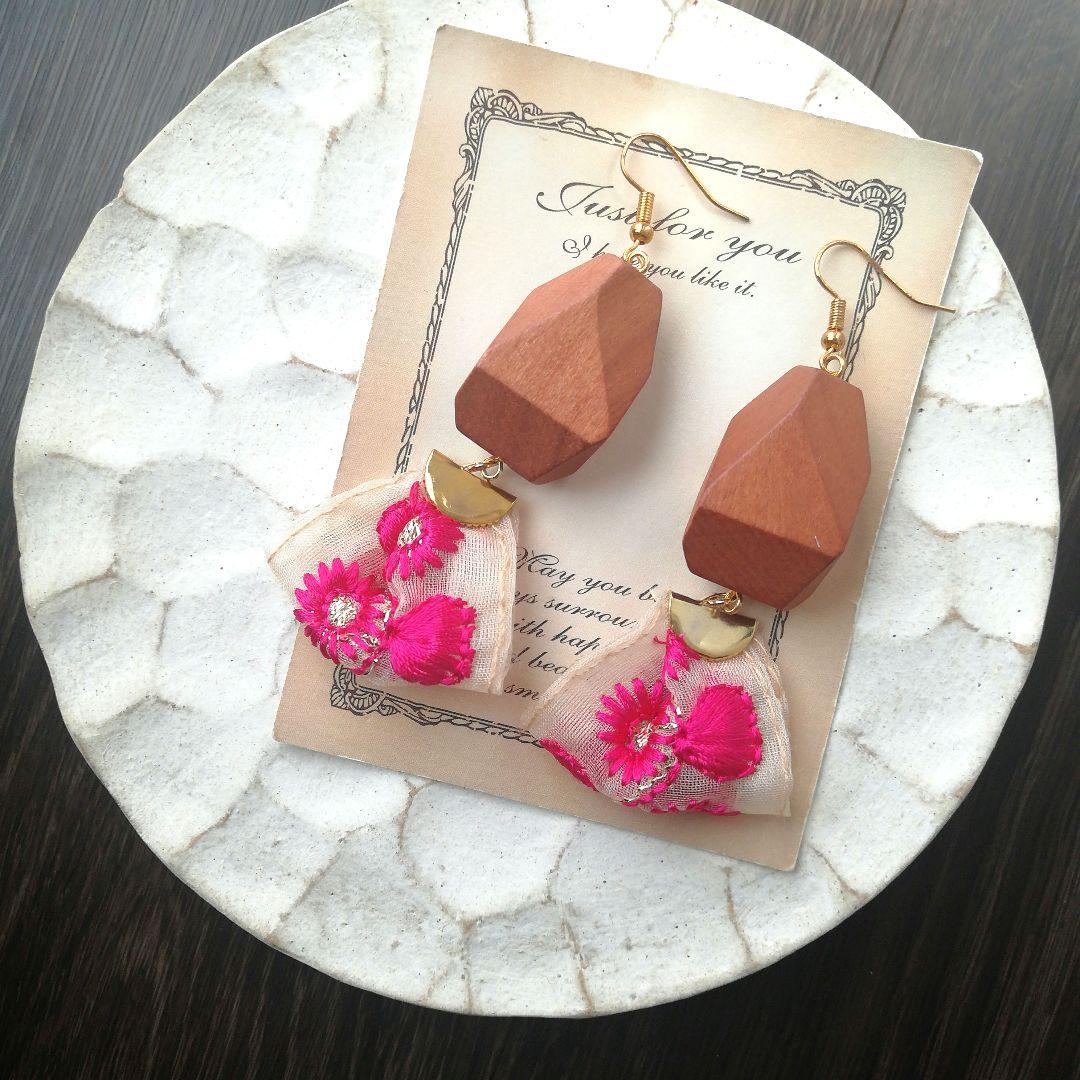 ヴィンテージ　チロリアンテープ　ウッドビーズ　イヤリング　ピアス　個性的　リボン