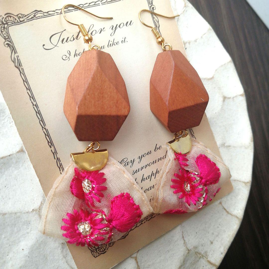 ヴィンテージ　チロリアンテープ　ウッドビーズ　イヤリング　ピアス　個性的　リボン