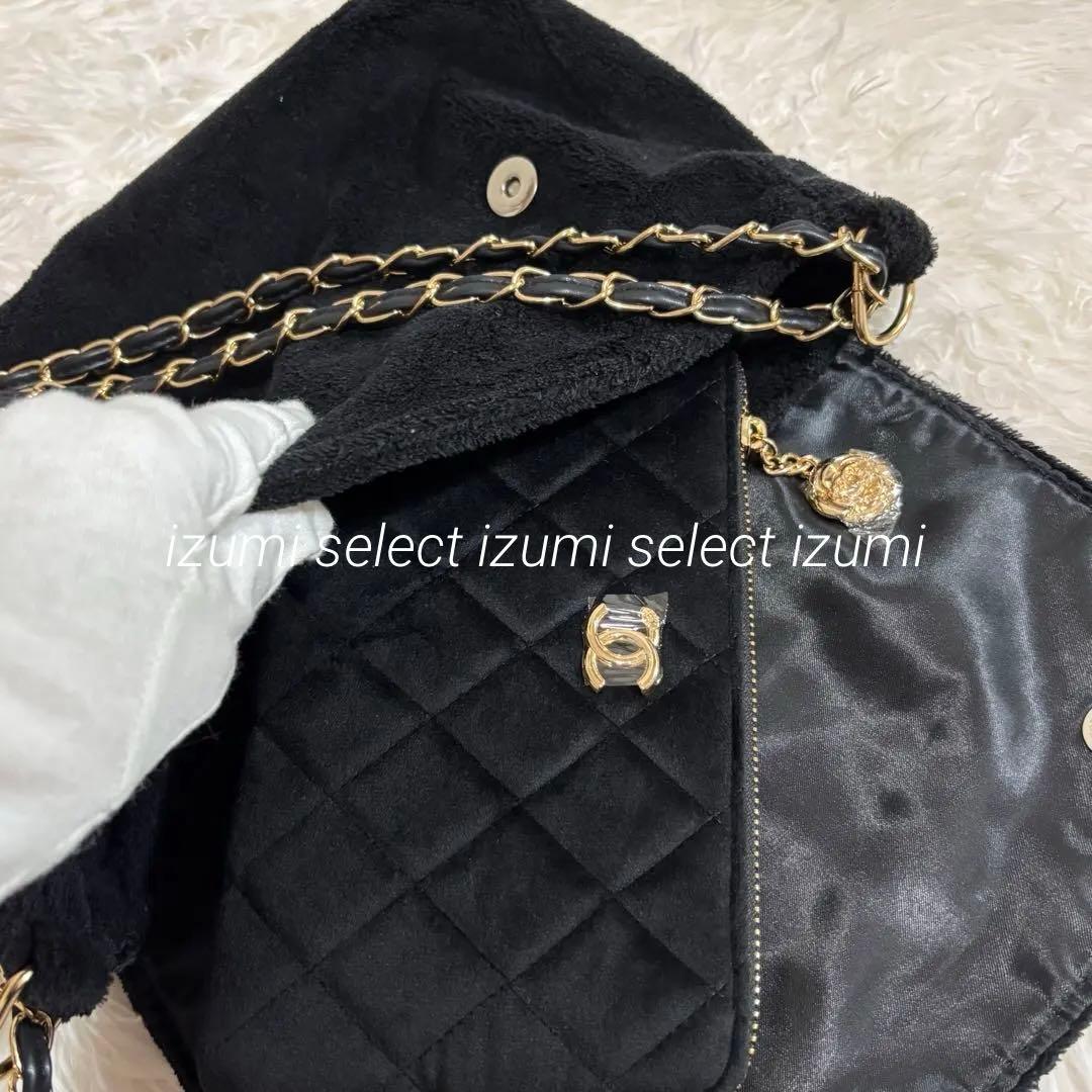 CHANELビューティーノベルティカメリアペンダント付ブラックベルベットクラッチ