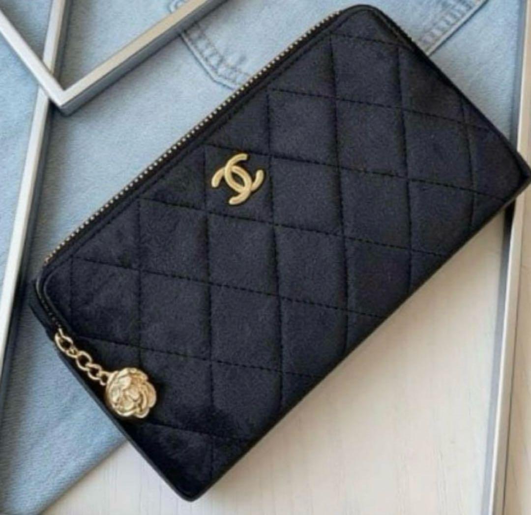 CHANELビューティーノベルティカメリアペンダント付ブラックベルベットクラッチ