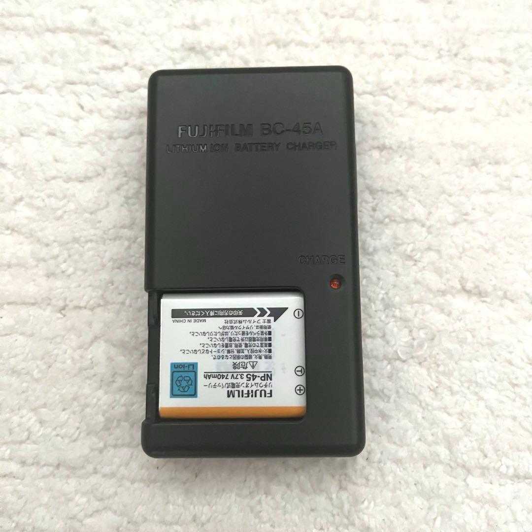 【FUJIFILM】デジカメ 充電器あり メモリー無し 動作確認済み【美品】