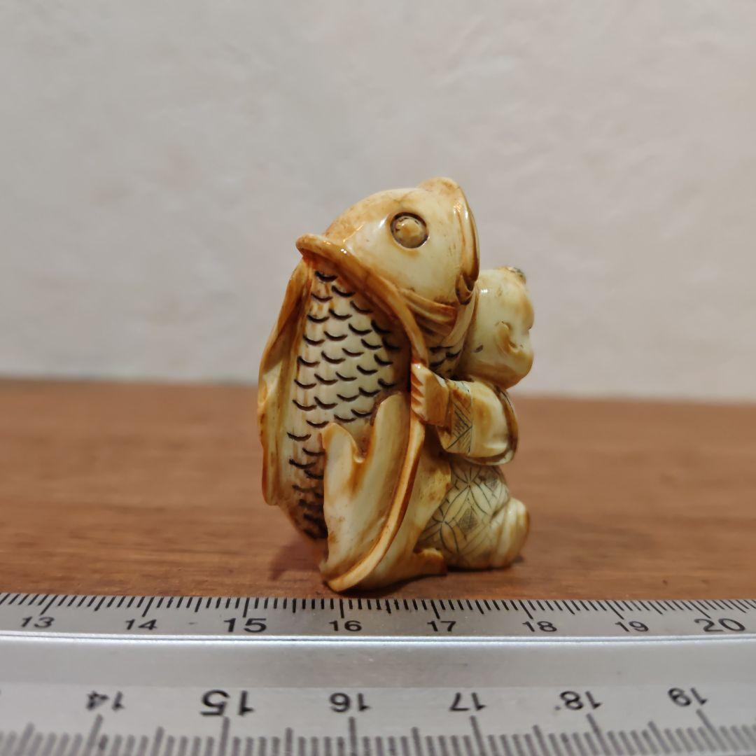 時代提物 人物根付 天然素材【大鯉と唐子】高約4.8cm 重27ｇ縁起物