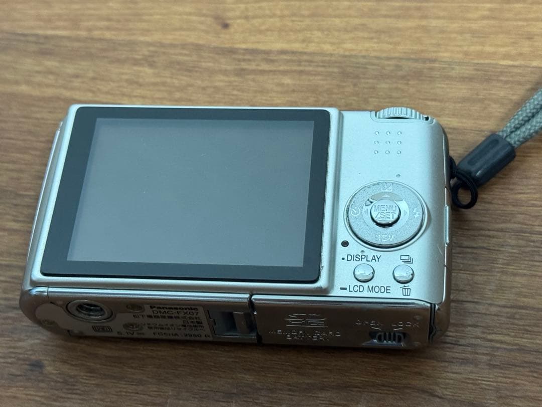 Pansonic LUMIX DMC-FX07 シルバー