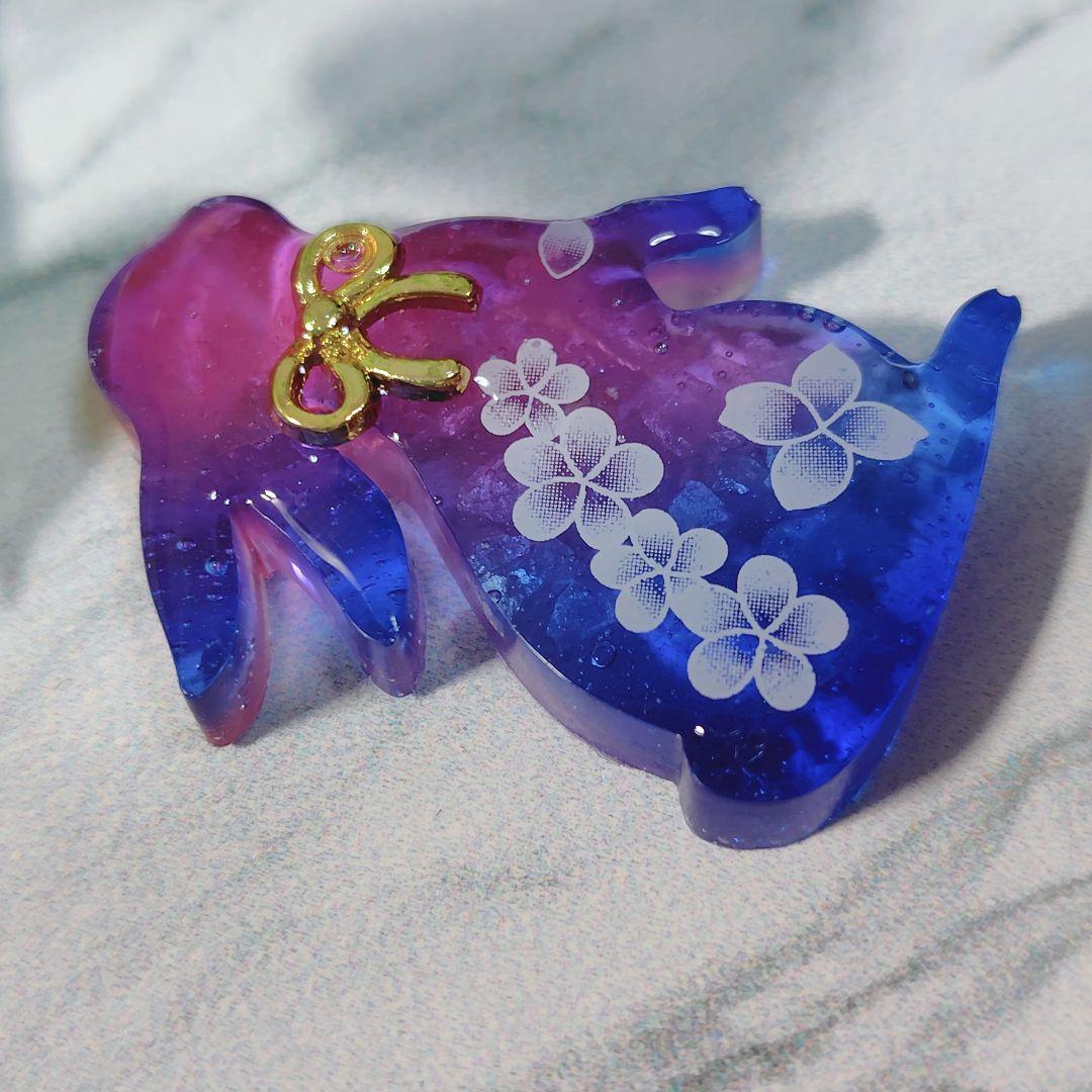 699.見上げうさぎ　ハンドメイドレジンアクセサリー