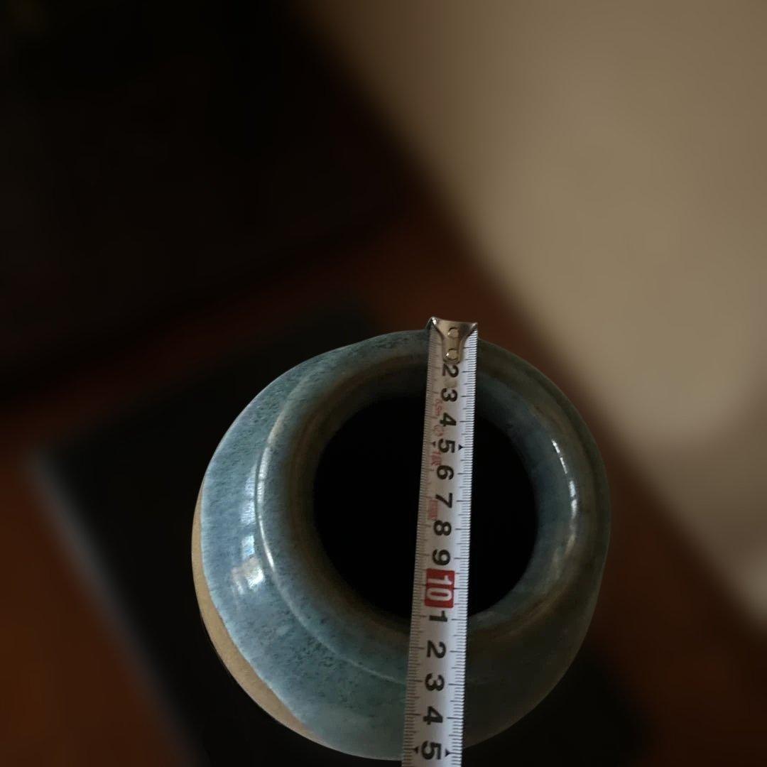 青とベージュの陶器花瓶
