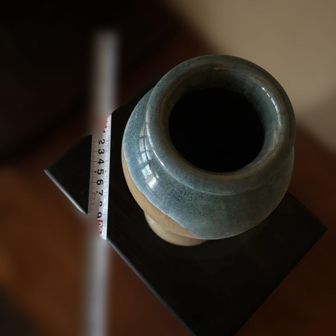 青とベージュの陶器花瓶