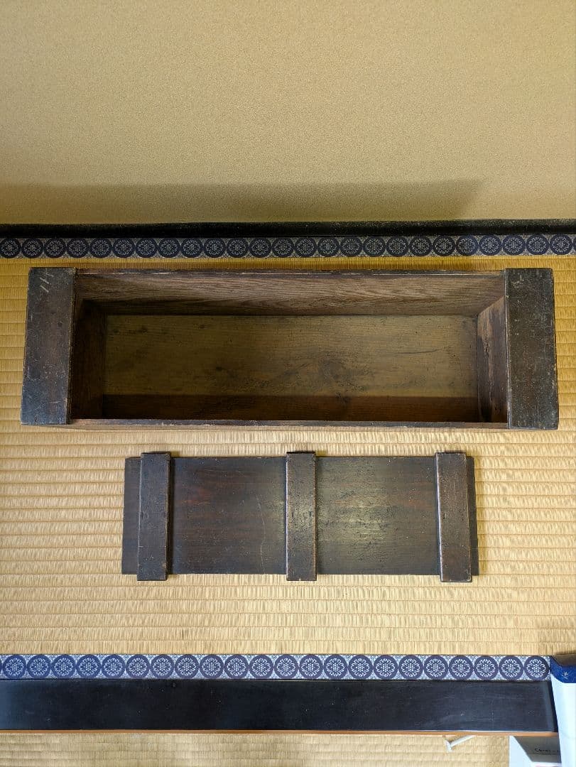 大工工具箱　骨董　木箱　おもちゃ箱　収納箱　蓋付き【明治アンティーク】