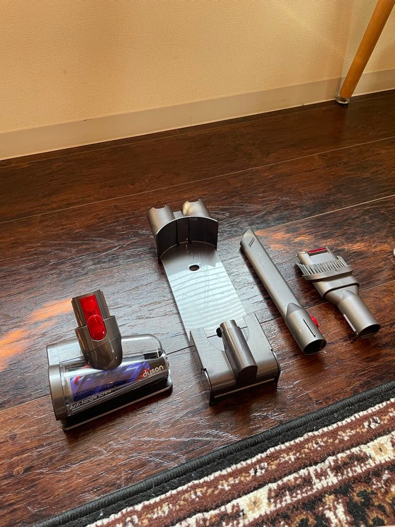 そ*う様 【美品・国内正規品】ダイソン コードレス掃除機｜ Dyson V8｜付