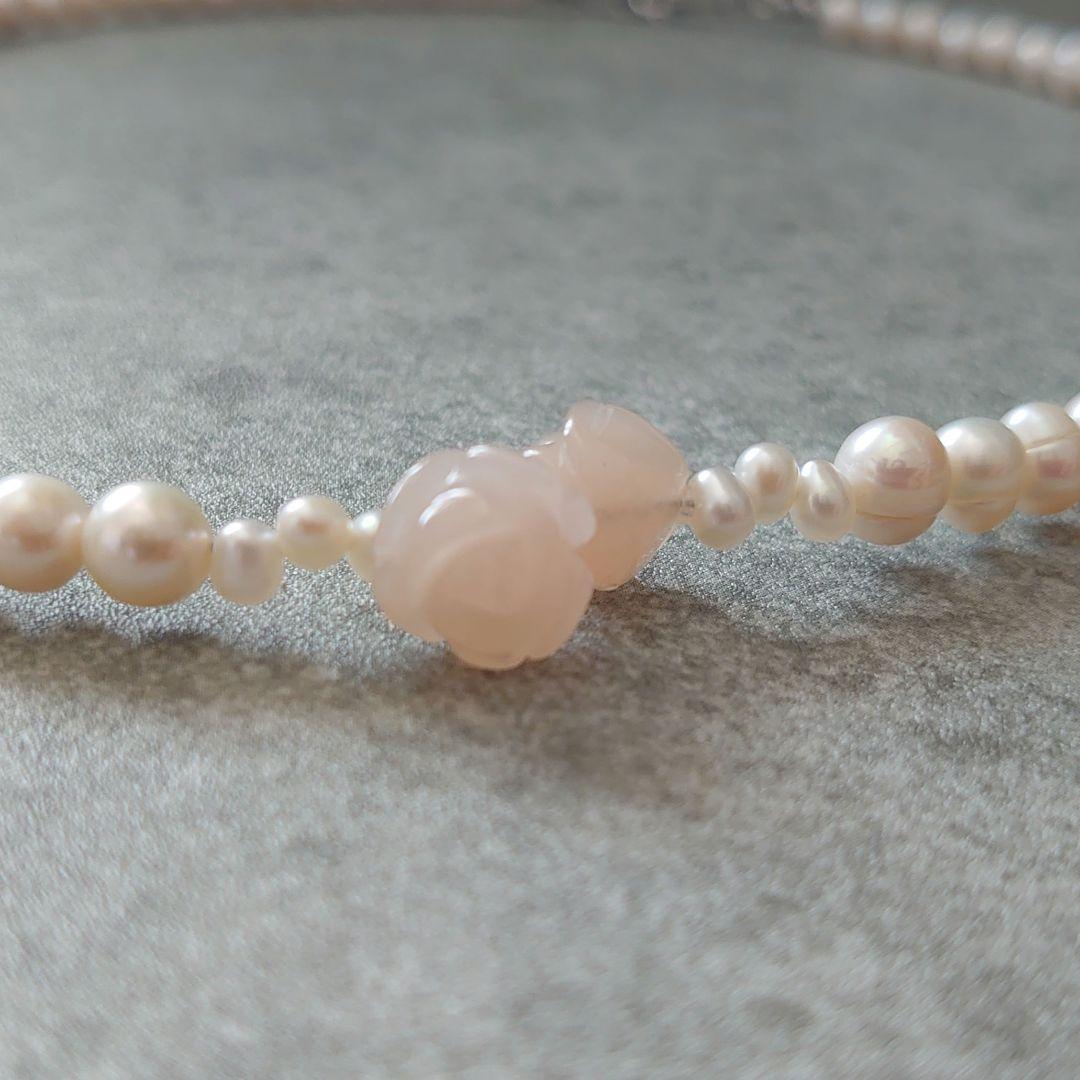 淡水パール天然石のアシンメトリーデザインネックレス 鳥とリボン、薔薇モチーフ