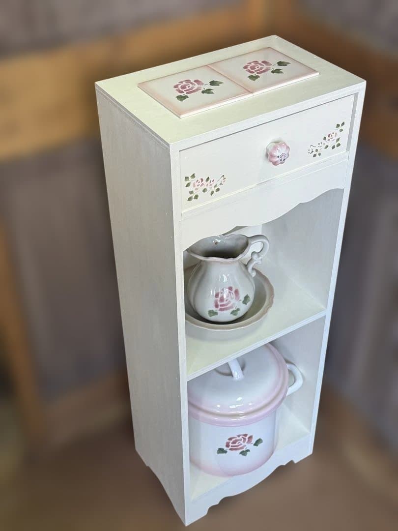 マニーもお似合い　ホワイト木製シェルフ 引き出し付き　(タイルはオプション)