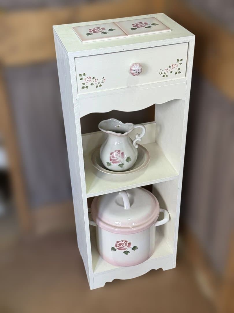 マニーもお似合い　ホワイト木製シェルフ 引き出し付き　(タイルはオプション)