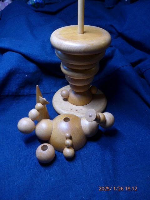 木製のピエロのパズル玩具です
