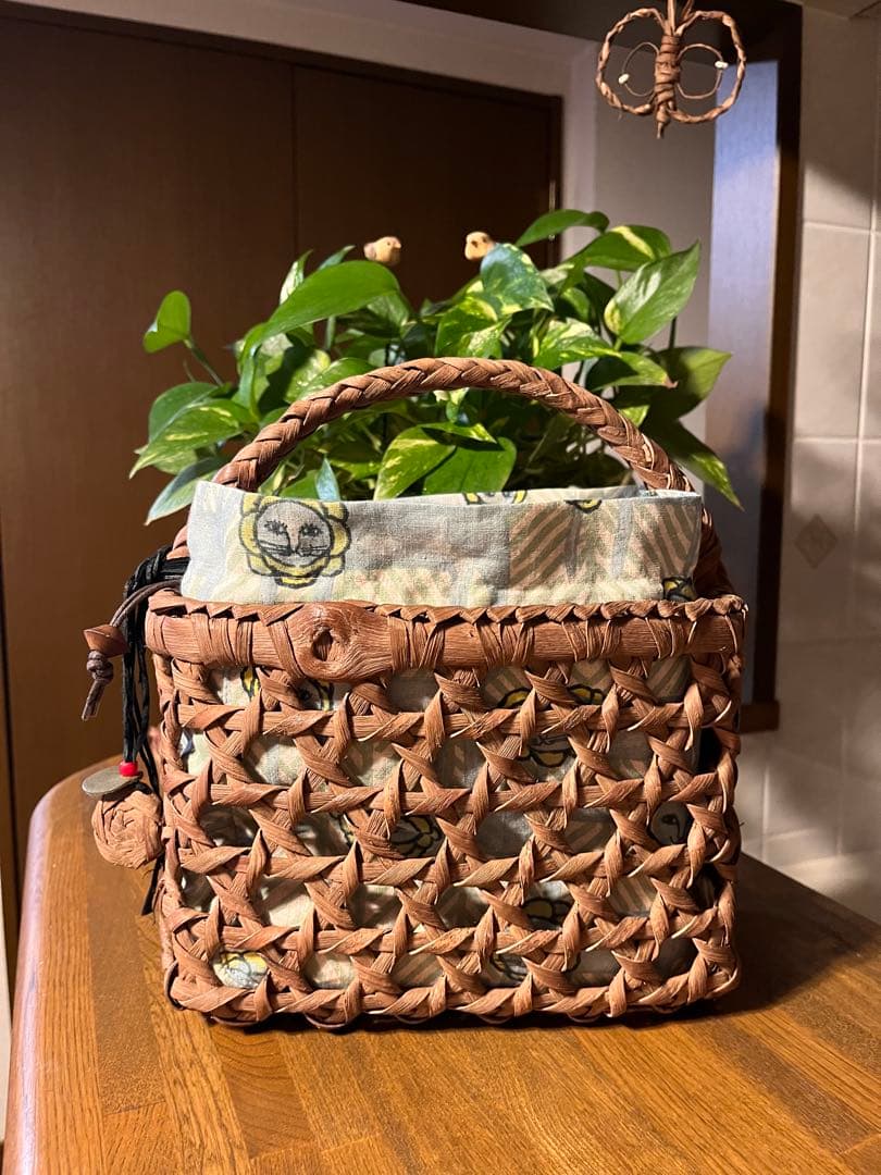 山葡萄『巻き六ッ目編み』ワンハンドルパニエ チャーム付（バラorチェリー）