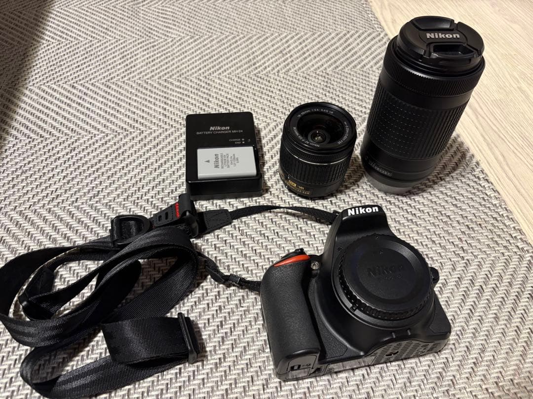 Nikon D5000 デジタル一眼レフカメラ　ダブルズームキット