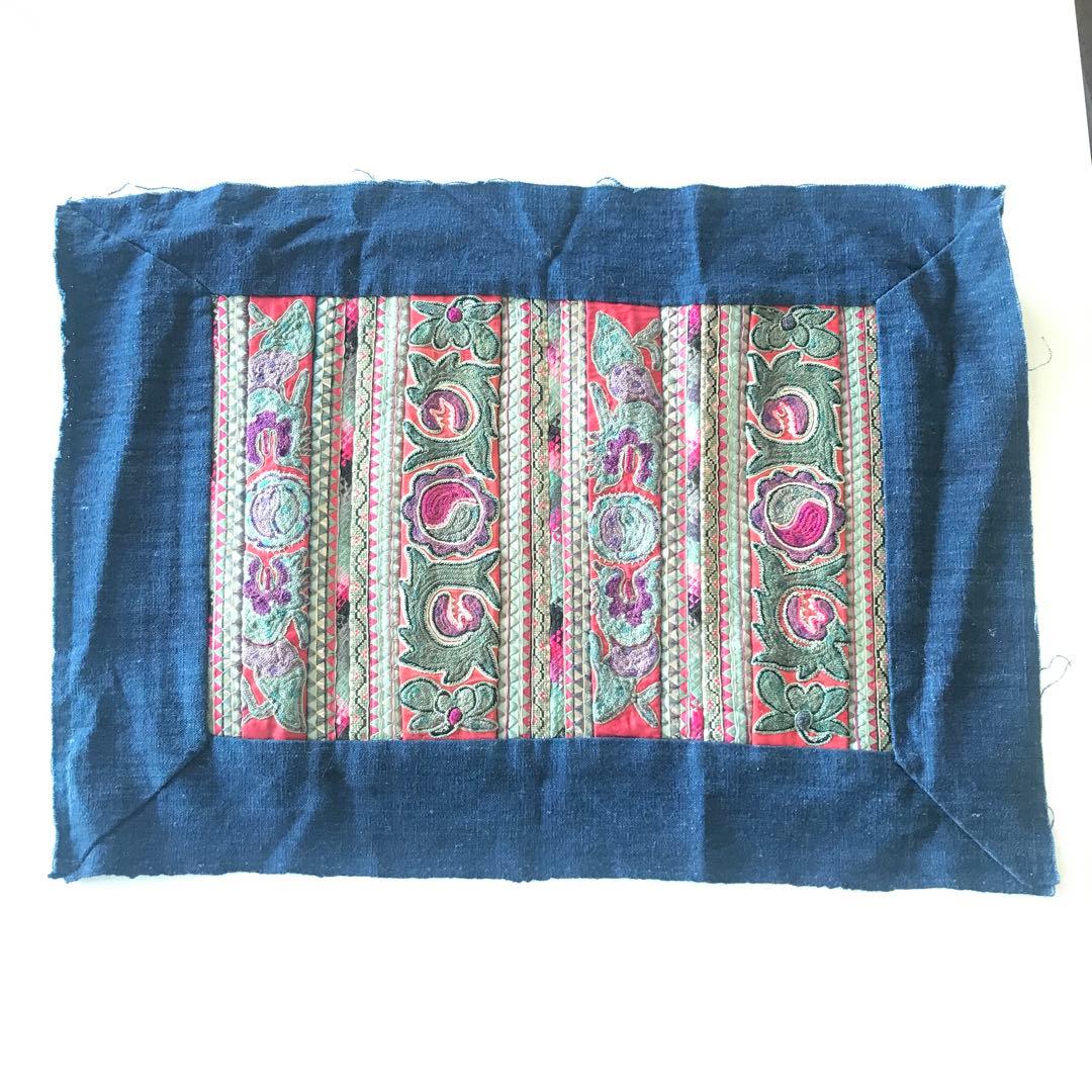 チベット製　ラサ　手縫い　ハンドメイド　刺繍入りダークブルー布地　アート