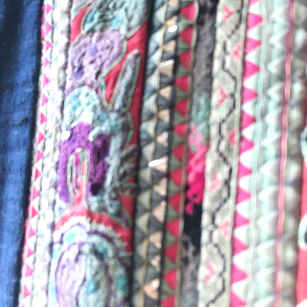 チベット製　ラサ　手縫い　ハンドメイド　刺繍入りダークブルー布地　アート