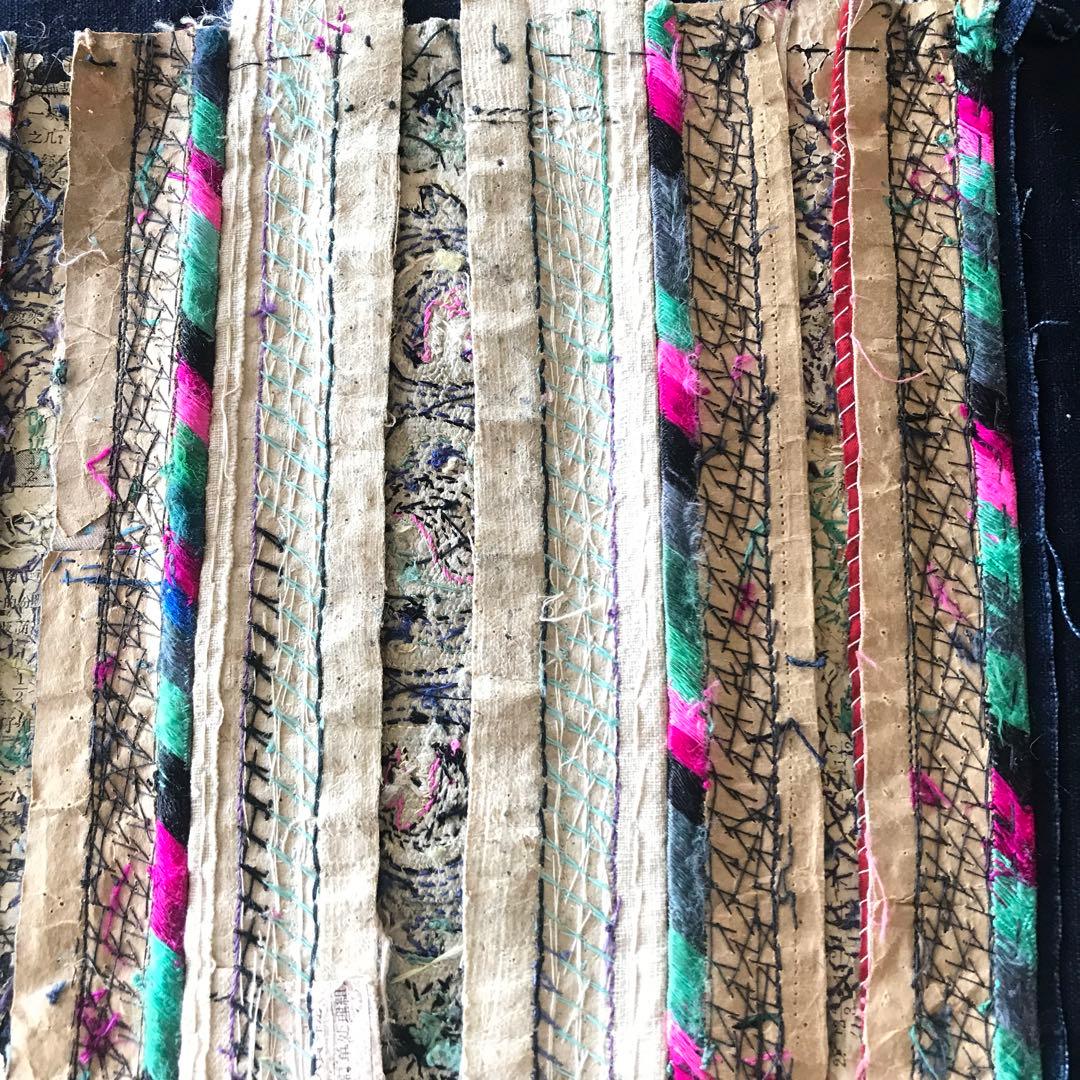 チベット製　ラサ　手縫い　ハンドメイド　刺繍入りダークブルー布地　アート