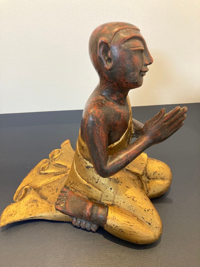 【希少】ミャンマー仏像 仏弟子木彫り祈り像 金彩 古木造形 高さ30cm 一点物