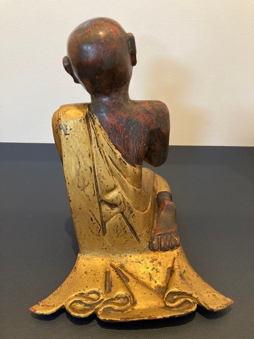 【希少】ミャンマー仏像 仏弟子木彫り祈り像 金彩 古木造形 高さ30cm 一点物
