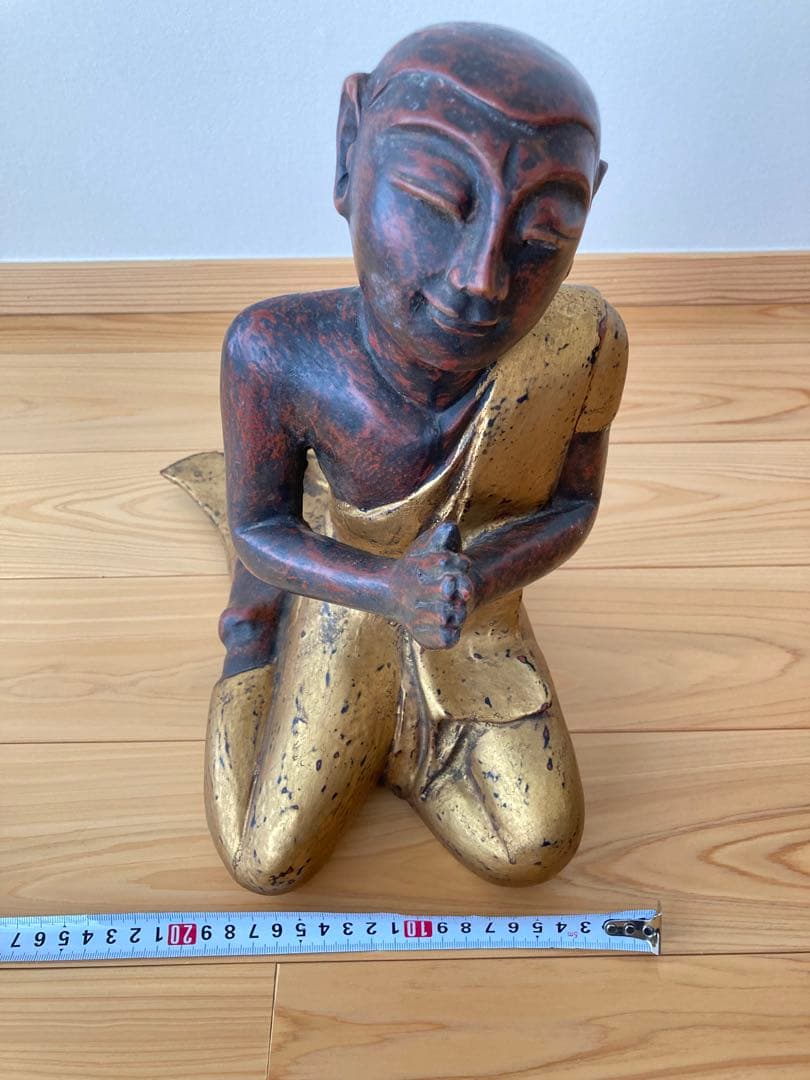 【希少】ミャンマー仏像 仏弟子木彫り祈り像 金彩 古木造形 高さ30cm 一点物