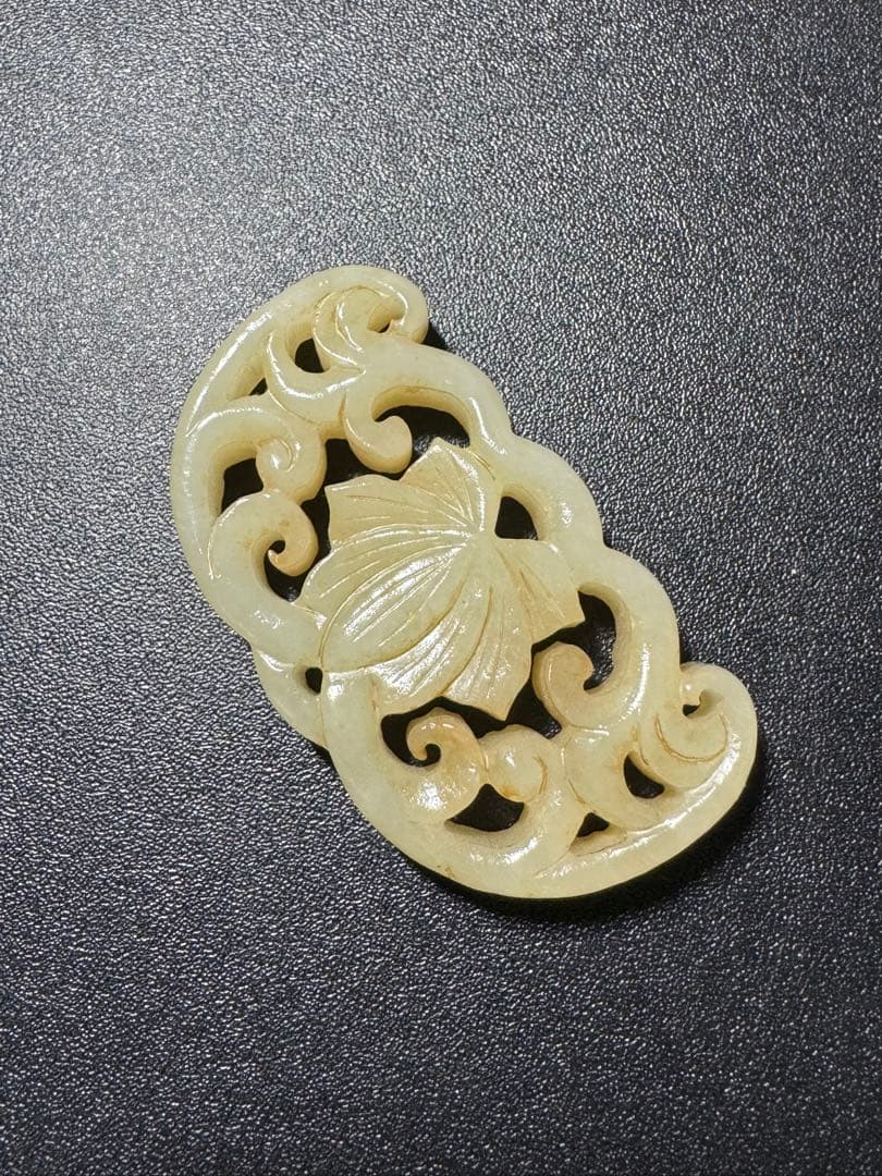 漢時代 和田玉 透かし彫り 花文様 ペンダント 中国古美術 玉器 旧家蔵出し