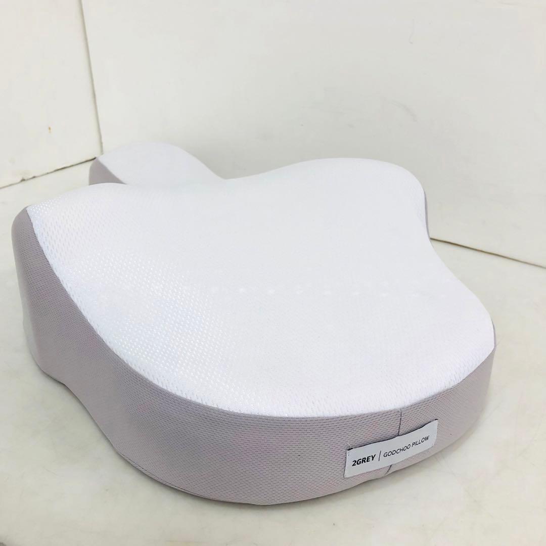 GODCHOO ゴッチョ　背クッション ピロー　ホワイト／グレー