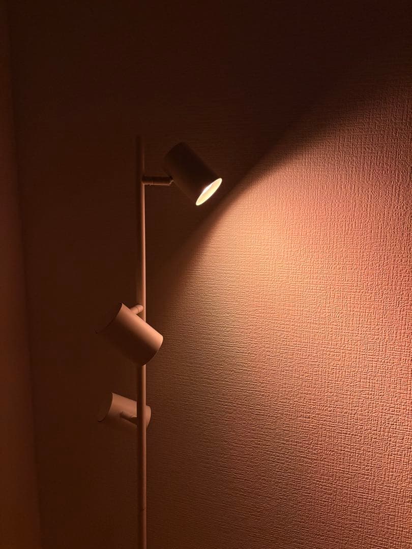 【美品】IKEA NYMÅNE ニーモーネ フロアランプ　ホワイト　LED電球