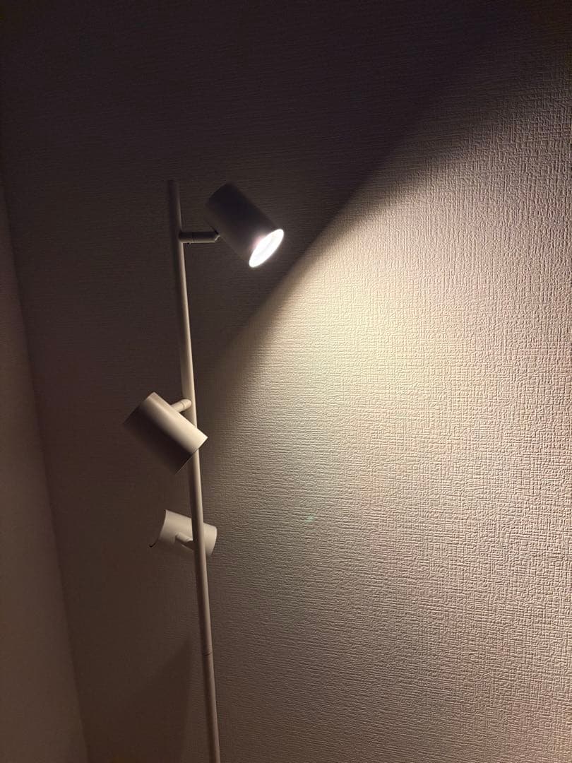 【美品】IKEA NYMÅNE ニーモーネ フロアランプ　ホワイト　LED電球