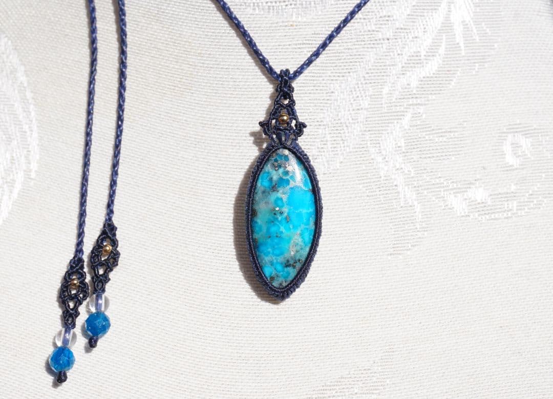 《遥か》ペルシアン　イラン産　ターコイズ　マクラメ　ネックレス