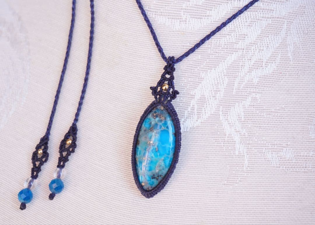 《遥か》ペルシアン　イラン産　ターコイズ　マクラメ　ネックレス