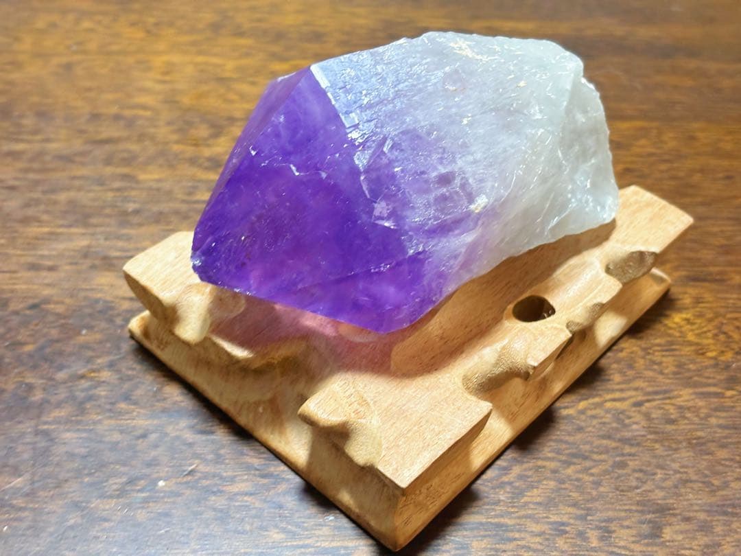 天然石原石アメジスト紫水晶 ブラジル産 浄化パワーストーン 木製の台座をセットで