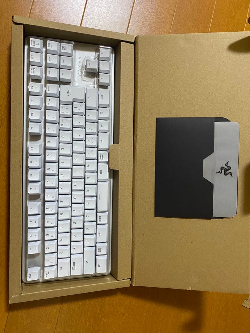 ホワイト 有線キーボード バックライト機能付き