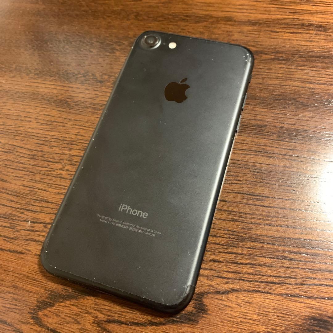iPhone 7 32GB ブラック　SIMフリー　初期化済み　充電ケーブル付き