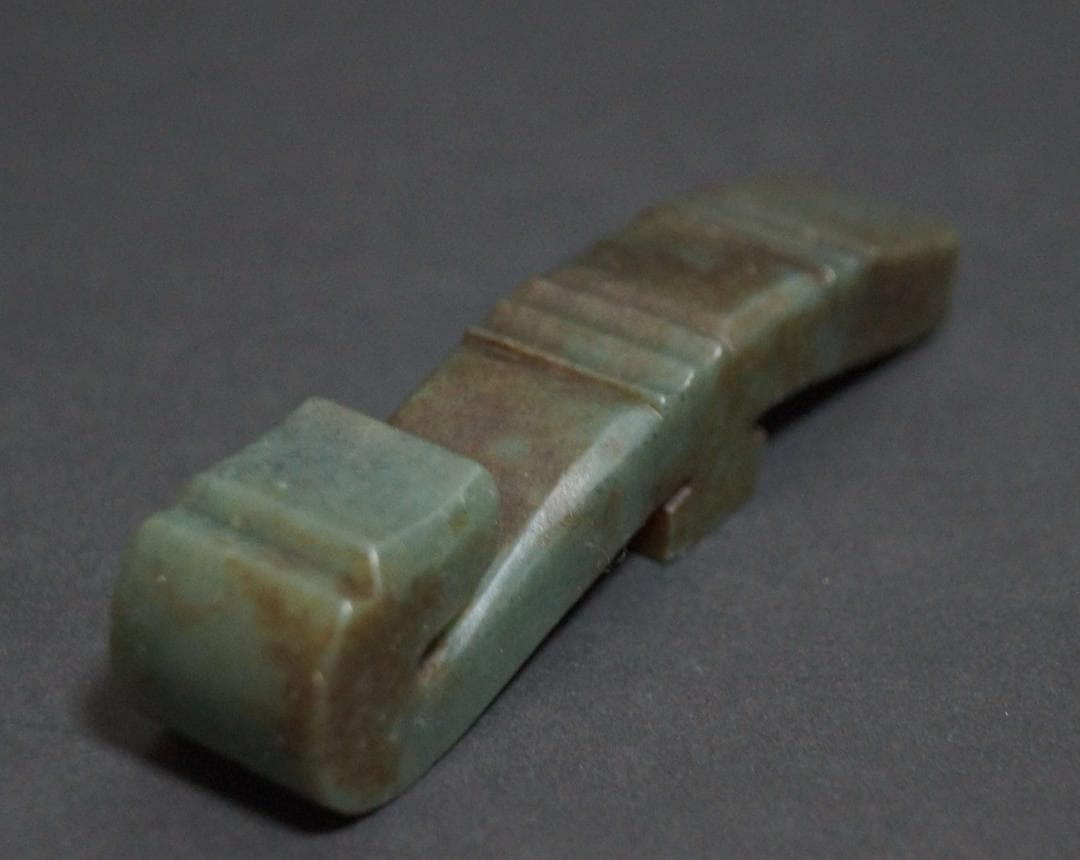 古代 和田玉(ホータン)細工彫り古代龍首帯勾 根付 緒締玉 提げ物 装飾品 置物