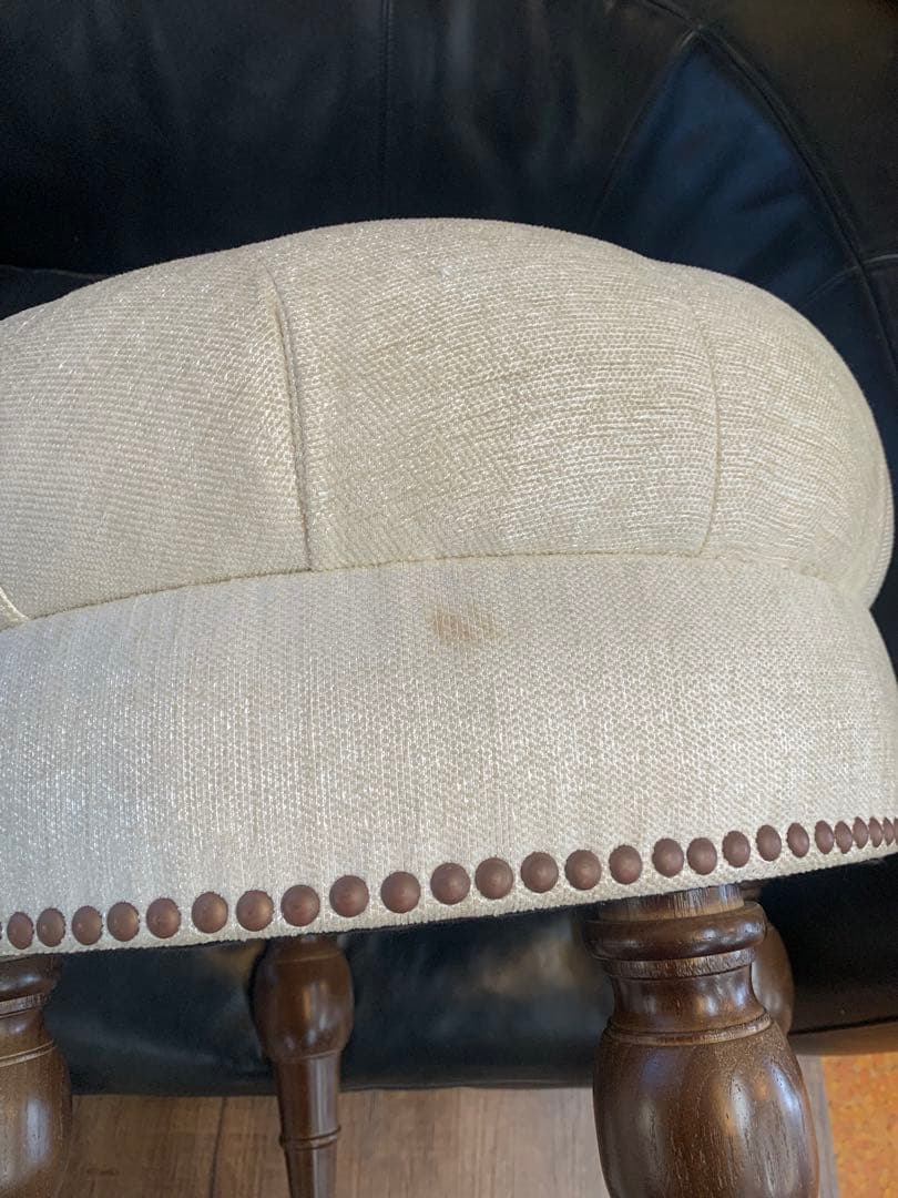 鋲打ちスツール